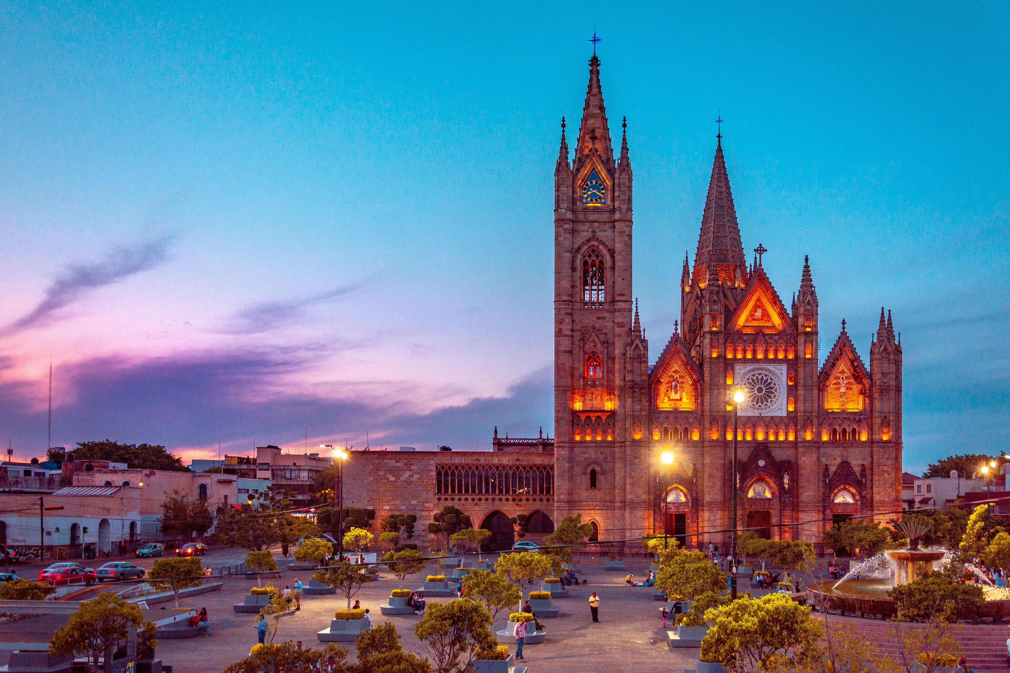Stunning view of Templo Expiatorio in Guadalajara at twilight, featuring illuminated architecture.