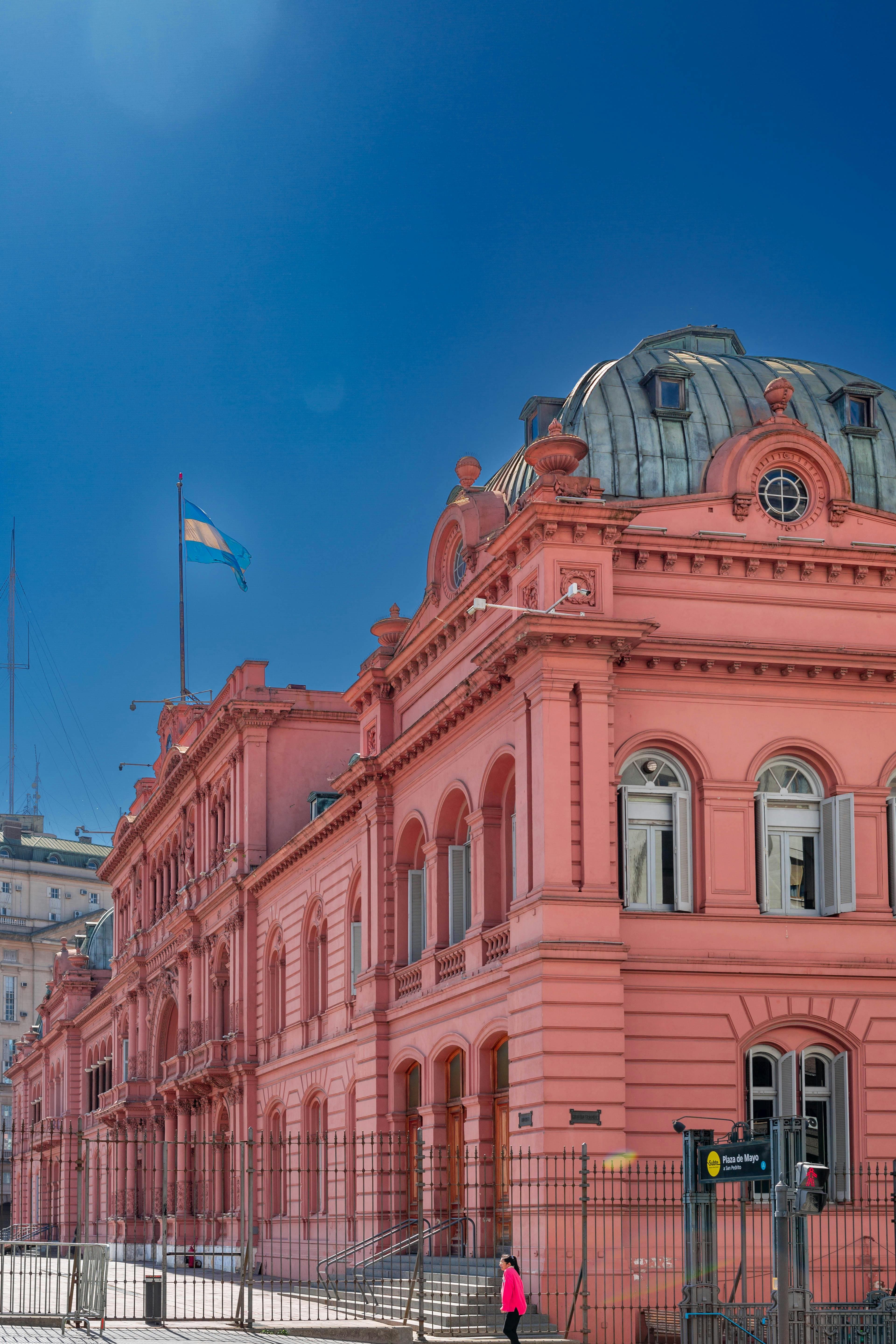 Vibrant view of the Casa Rosada in Buenos Aires with clear blue skies, highlighting its classic architecture.