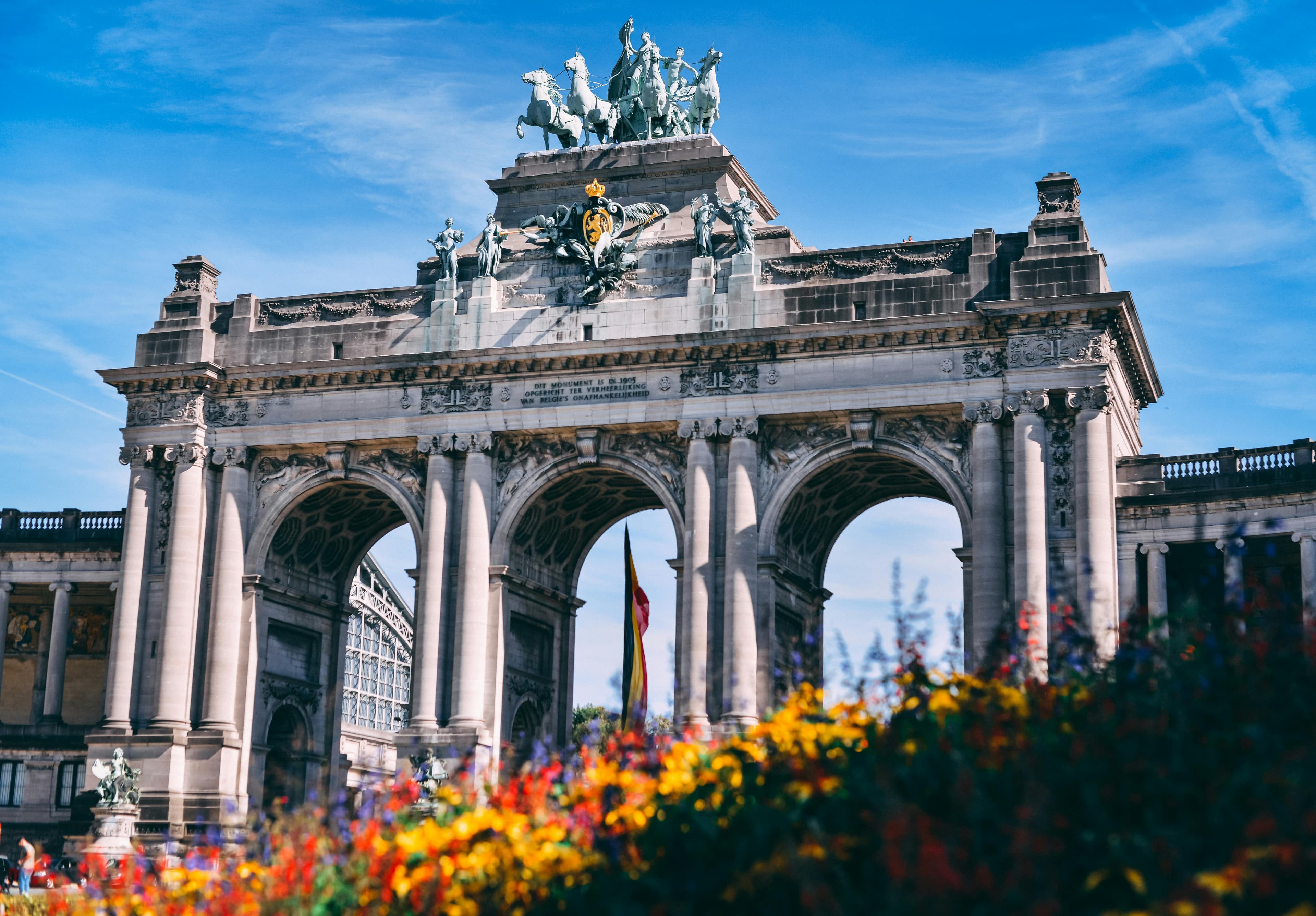 Explore the iconic Arch of Parc du Cinquantenaire in Brussels, a stunning example of historic architecture.